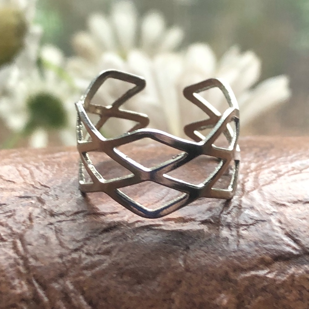 Silver plated diamond cut out pattern adjustable band ring